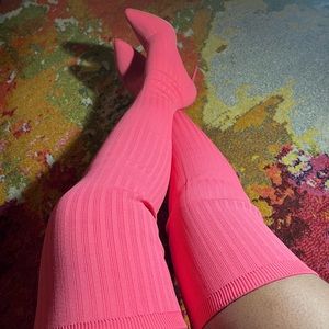 Hot pink, stiletto heels. 💗